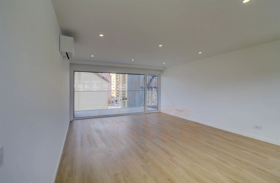 Apartamento T2 para Arrendamento em Santo Antonio dos Olivais Foto 2