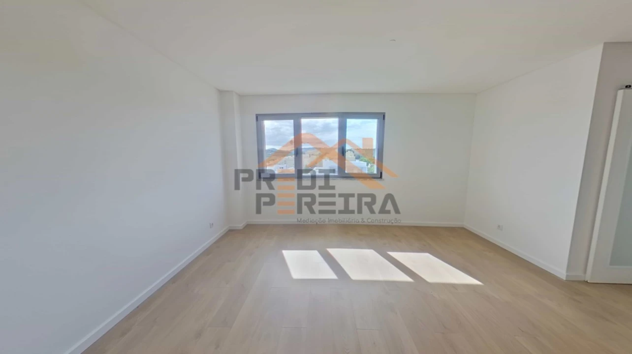 Apartamento T2 para Venda em Camarate, Unhos e Apelação Foto 18