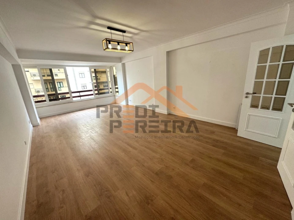 Apartamento T3 para Venda em São Domingos de Benfica Foto 1