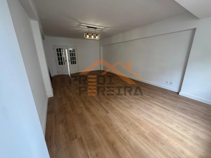 Apartamento T3 para Venda em São Domingos de Benfica Foto 3