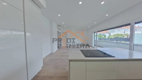 Apartamento T3 para Venda em Ramada e Caneças