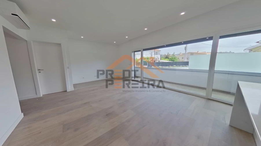 Apartamento T3 para Venda em Ramada e Caneças Foto 2