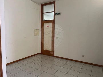 Loja para Arrendamento em Lobão, Gião, Louredo e Guisande
