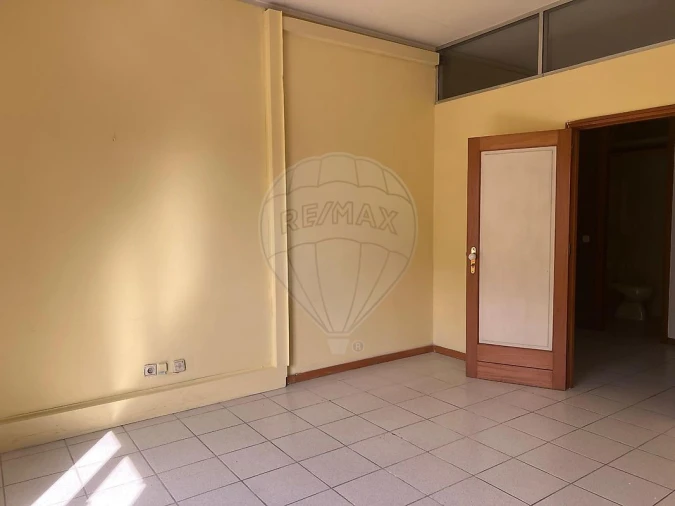 Loja para Arrendamento em Lobão, Gião, Louredo e Guisande Foto 3