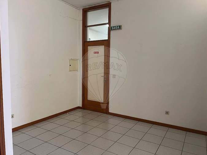 Loja para Arrendamento em Lobão, Gião, Louredo e Guisande Foto 4