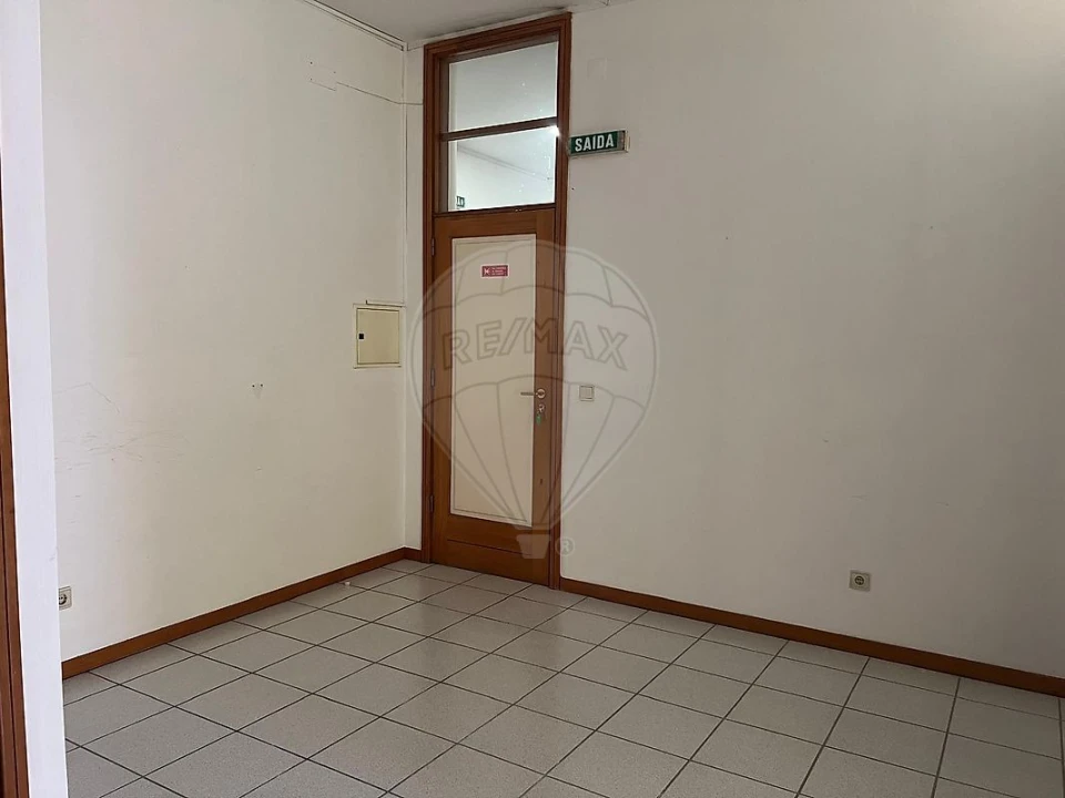 Loja para Arrendamento em Lobão, Gião, Louredo e Guisande Foto 4