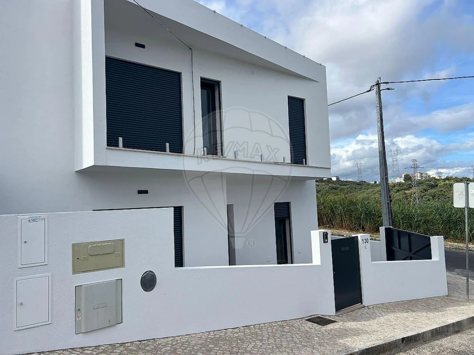 Moradia T4 para Venda em Pontinha e Famões Foto 1