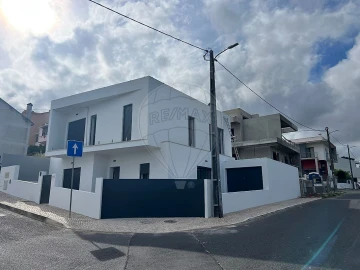 Moradia T4 para Venda em Pontinha e Famões