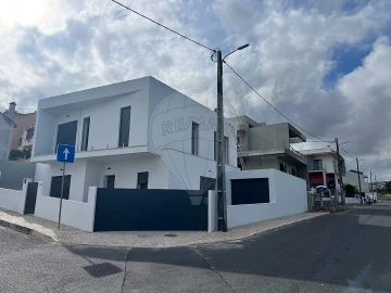 Moradia T4 para Venda em Pontinha e Famões