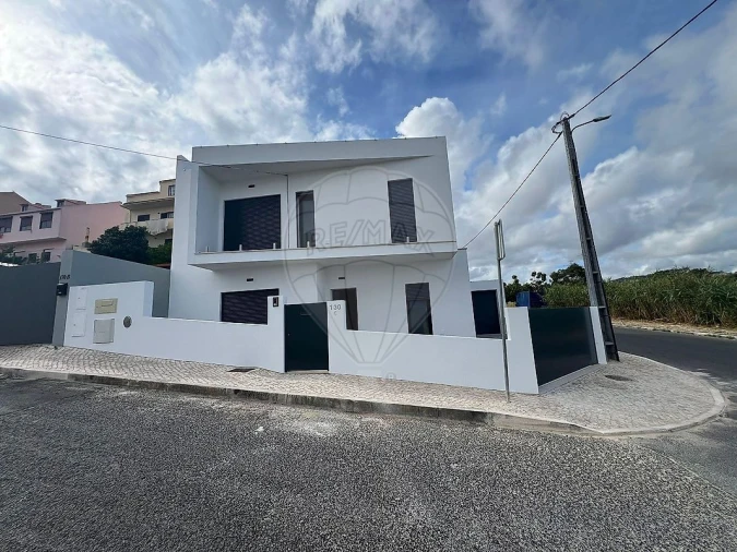 Moradia T4 para Venda em Pontinha e Famões Foto 4