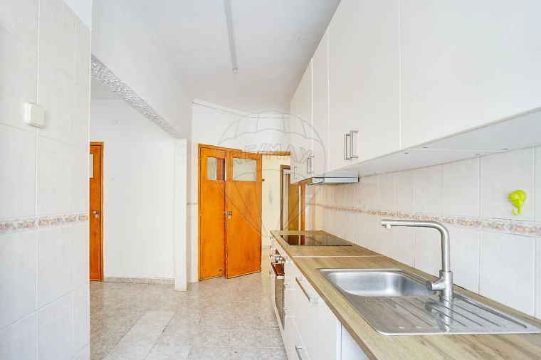 Apartamento T4 para Venda em Venteira Foto 6