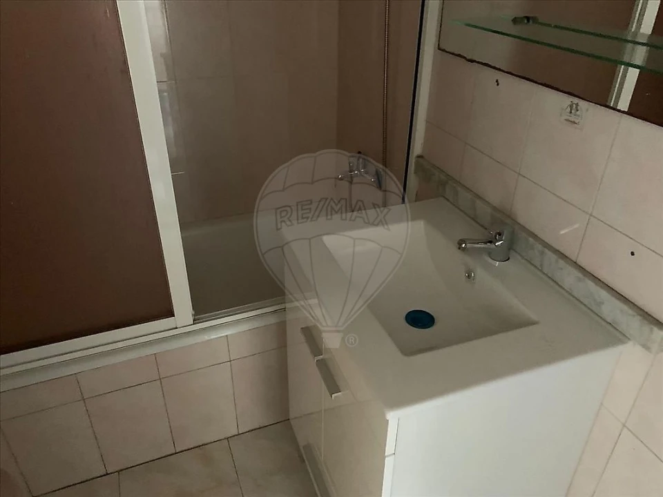 Apartamento T2 para Venda em Agualva e Mira-Sintra Foto 13