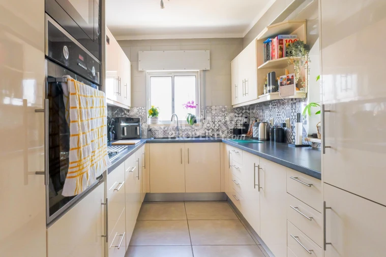 Apartamento T3 para Venda em Quarteira Foto 3