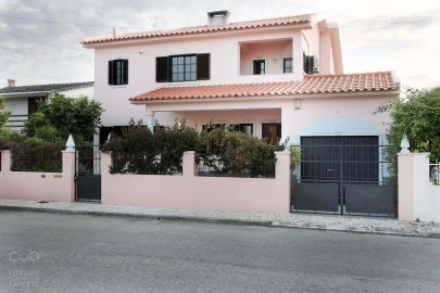 Moradia T3 para Venda em Charneca de Caparica e Sobreda