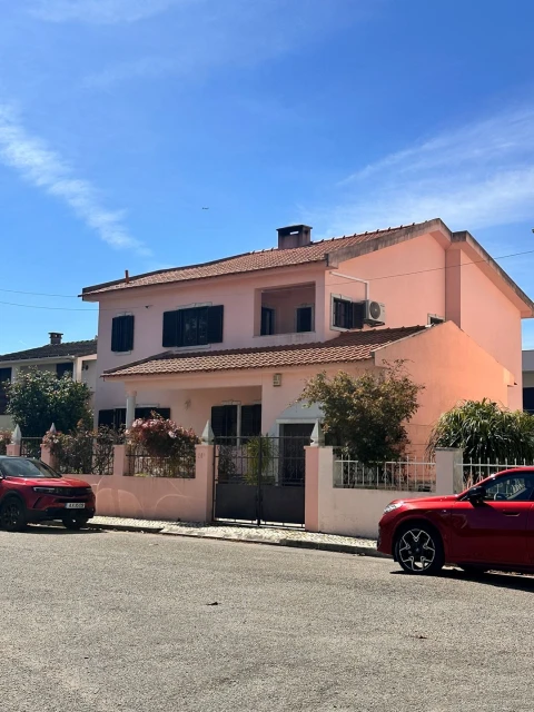 Moradia T4 para Venda em Charneca de Caparica e Sobreda