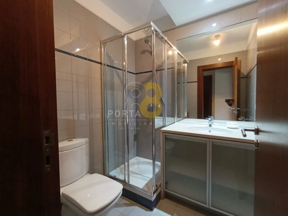 Apartamento T2 para Arrendamento em Lordelo do Ouro e Massarelos Foto 19