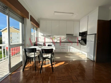 Apartamento T1 para Arrendamento em Carnaxide e Queijas