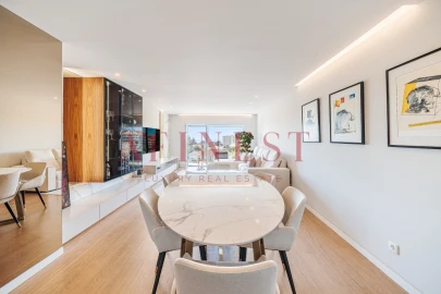 Apartamento T4 para Venda em Carcavelos e Parede