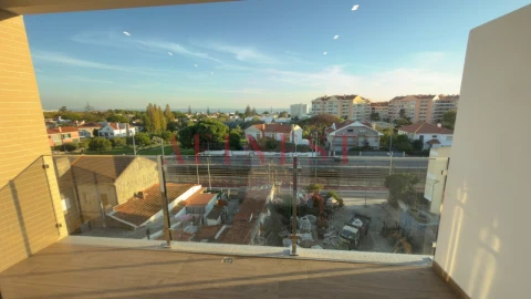 Apartamento T4 para Venda em Carcavelos e Parede