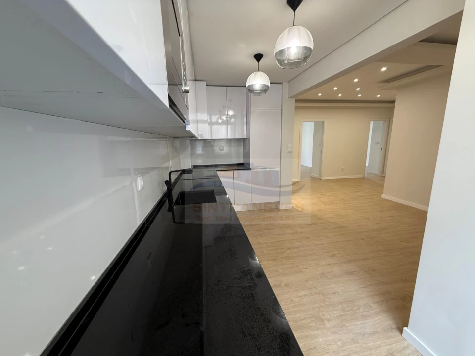 Apartamento T4 para Venda em Venteira Foto 13