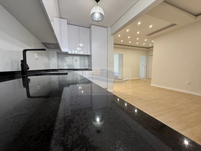 Apartamento T4 para Venda em Venteira Foto 14