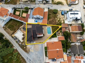 Moradia T5 para Venda em Charneca de Caparica e Sobreda