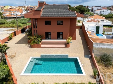 Moradia T5 para Venda em Charneca de Caparica e Sobreda