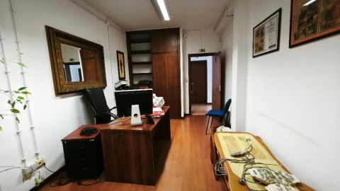 Armazém para Arrendamento em Canelas