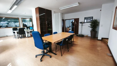Armazém para Arrendamento em Canelas