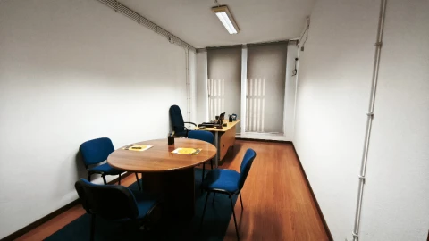 Armazém para Arrendamento em Canelas