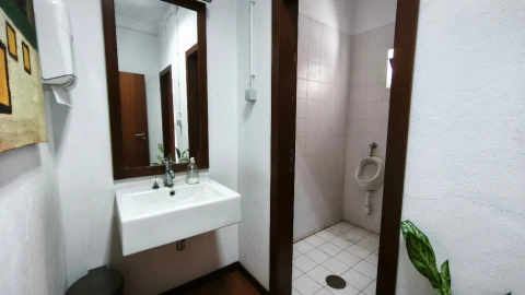 Armazém para Arrendamento em Canelas