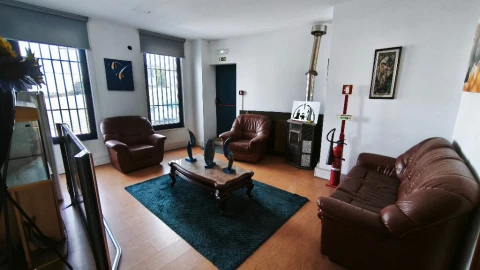 Armazém para Arrendamento em Canelas