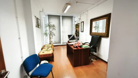 Armazém para Arrendamento em Canelas