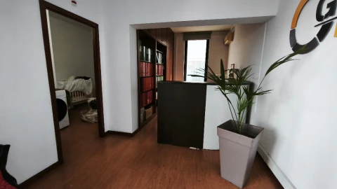 Armazém para Arrendamento em Canelas