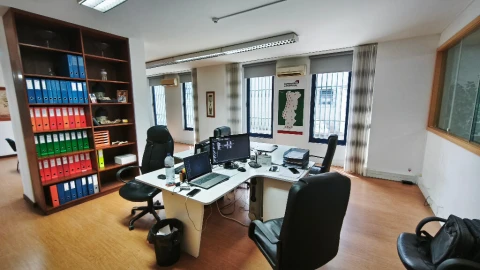 Armazém para Arrendamento em Canelas