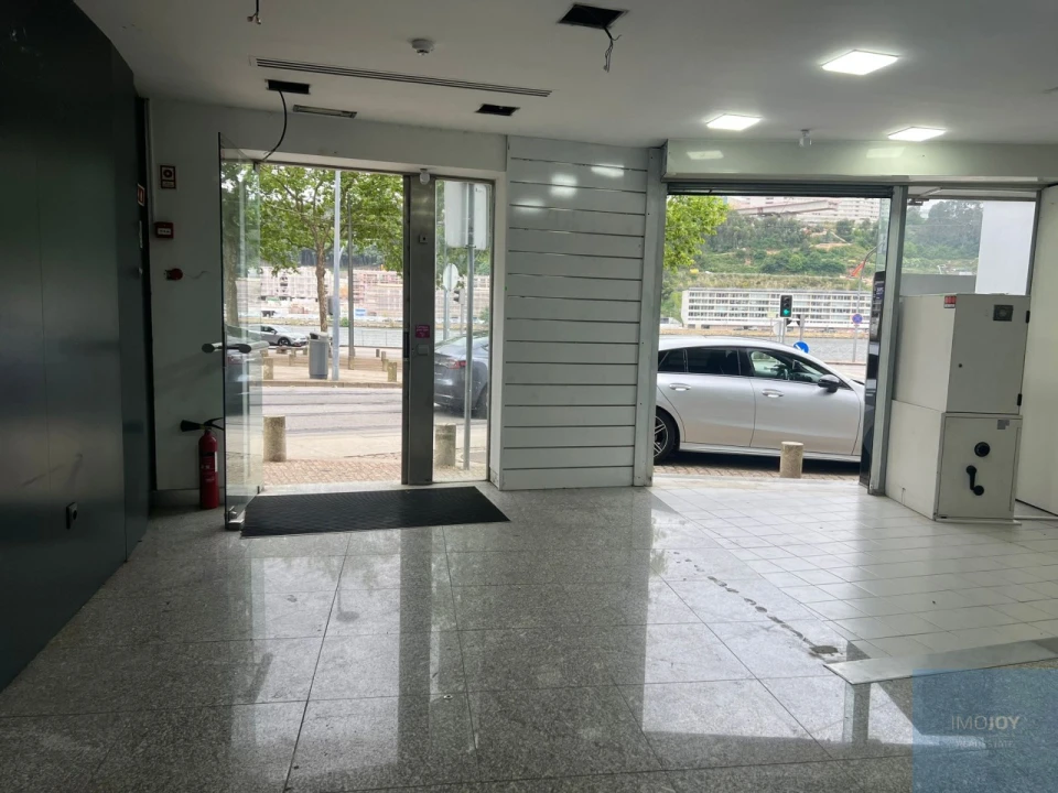 Loja para Arrendamento em Lordelo do Ouro e Massarelos Foto 1