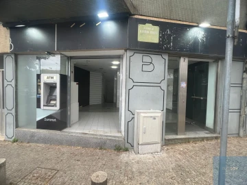 Loja para Arrendamento em Lordelo do Ouro e Massarelos