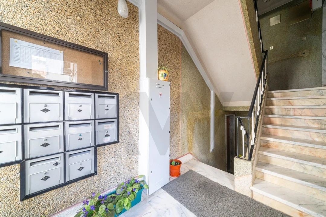 Apartamento T2 para Venda em Agualva e Mira-Sintra Foto 2