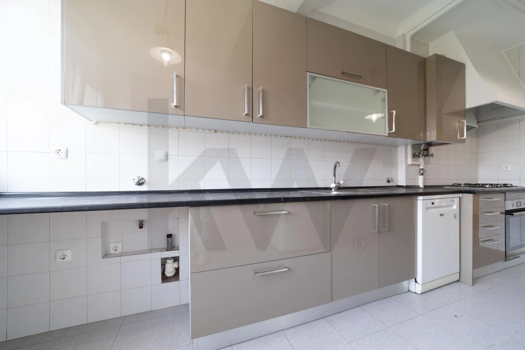 Apartamento T4 para Arrendamento em Alvalade Foto 4