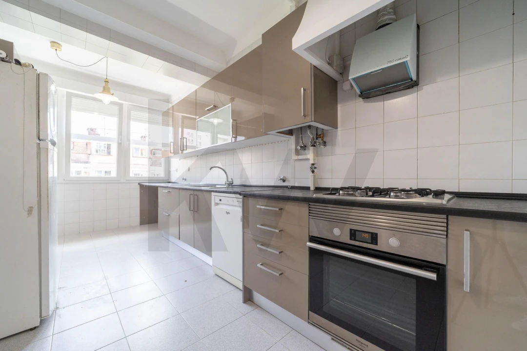 Apartamento T4 para Arrendamento em Alvalade Foto 3