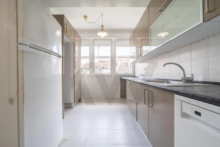 Apartamento T4 para Arrendamento em Alvalade Foto 2