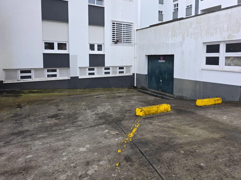 Garagem para Venda em Ponta Delgada (São José) Foto 2