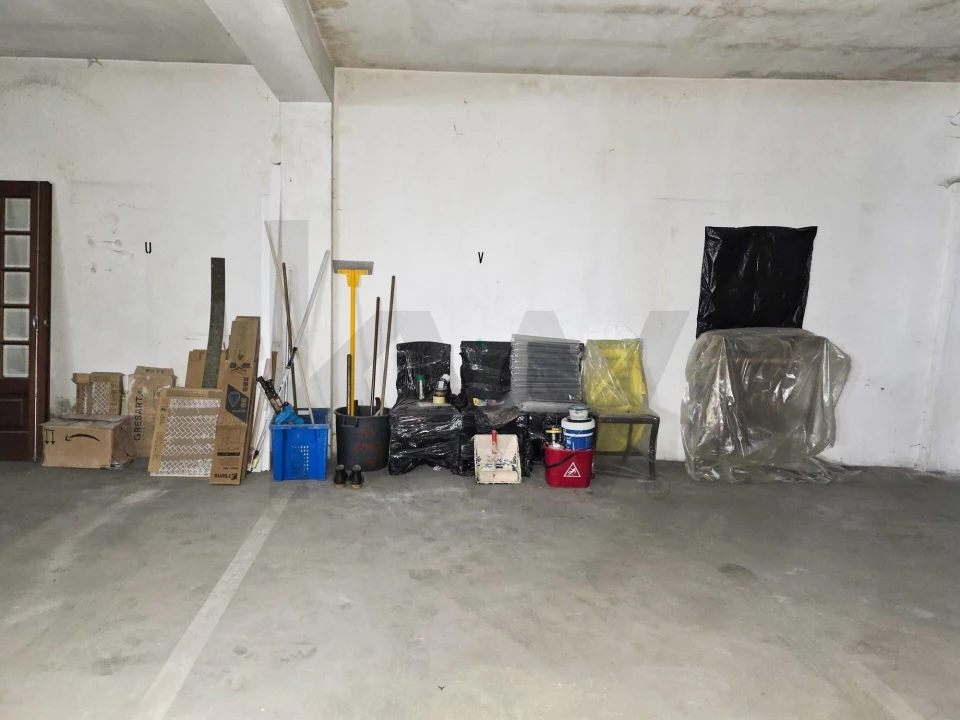 Garagem para Venda em Ponta Delgada (São José) Foto 1