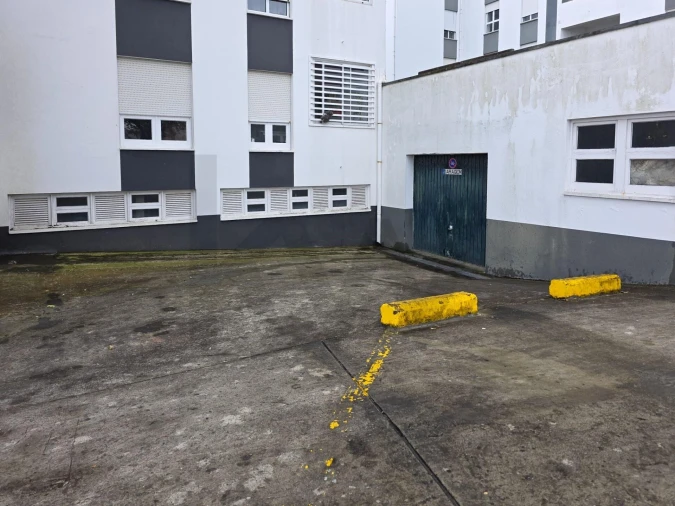 Garagem para Venda em Ponta Delgada (São José) Foto 2
