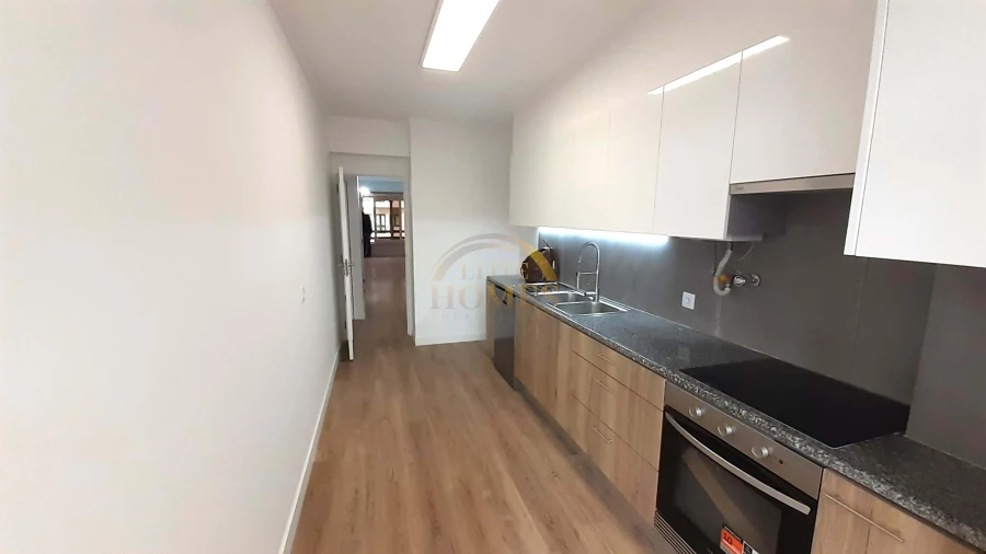 Apartamento T3 para Venda em Carnide Foto 3