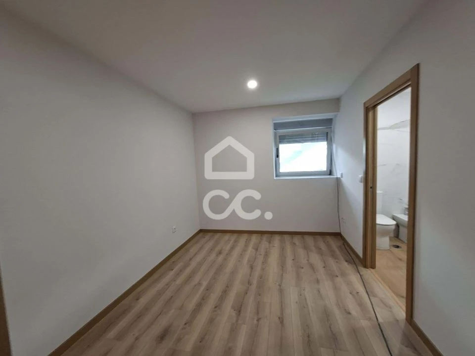 Apartamento T2 para Venda em Cavernães Foto 23