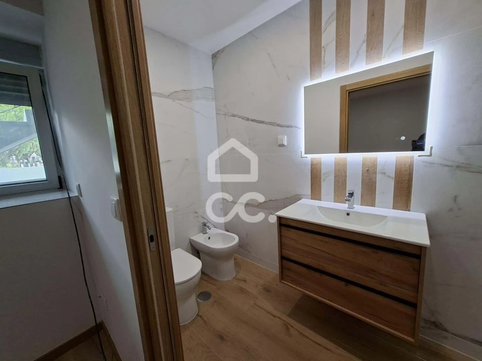 Apartamento T2 para Venda em Cavernães Foto 27