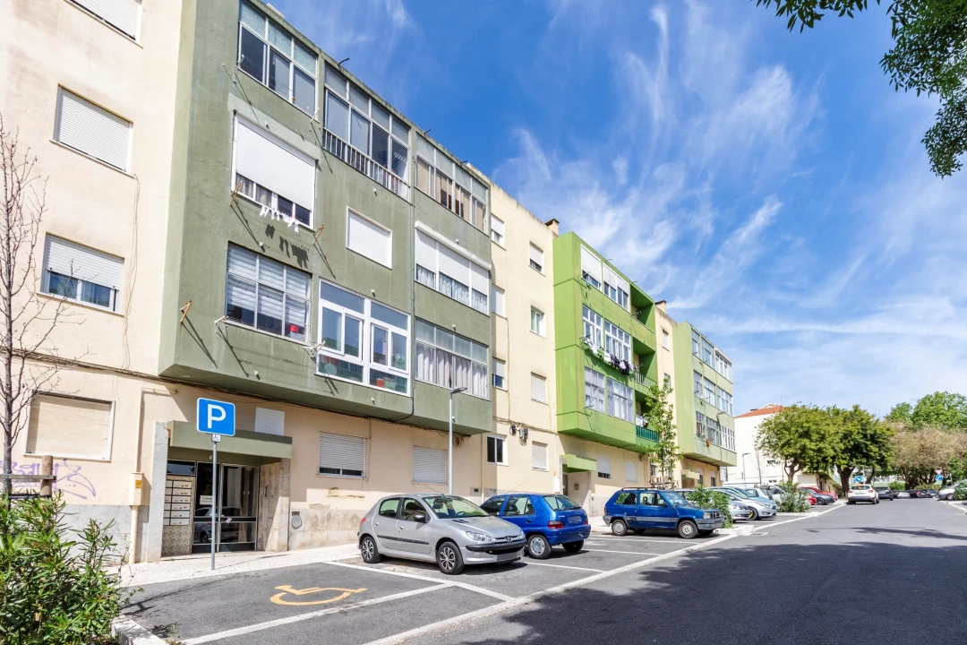 Apartamento T1 para Venda em Rio de Mouro Foto 1