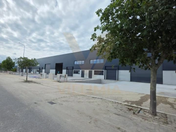 Armazém para Arrendamento em Gemieira