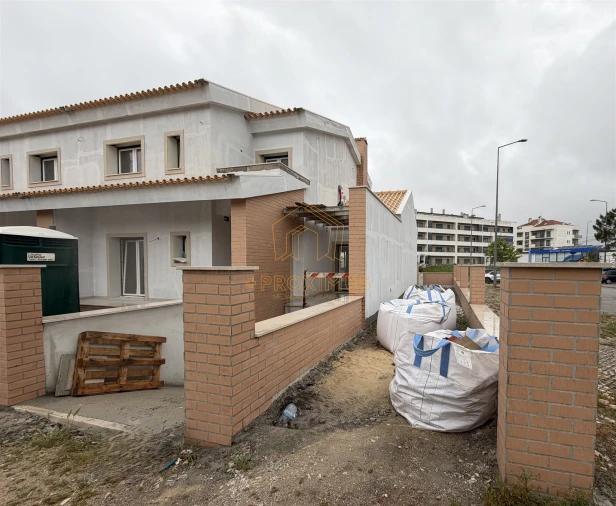Moradia T4 para Venda em Tavarede Foto 3